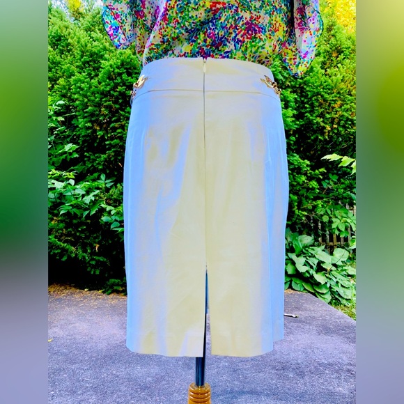 Milly White skirt with goldtone builtin waist chain. - Picture 4 of 6